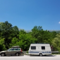 Parking na drodze pod Bigorskim Monastyrem Św. Jana Chrzciciela